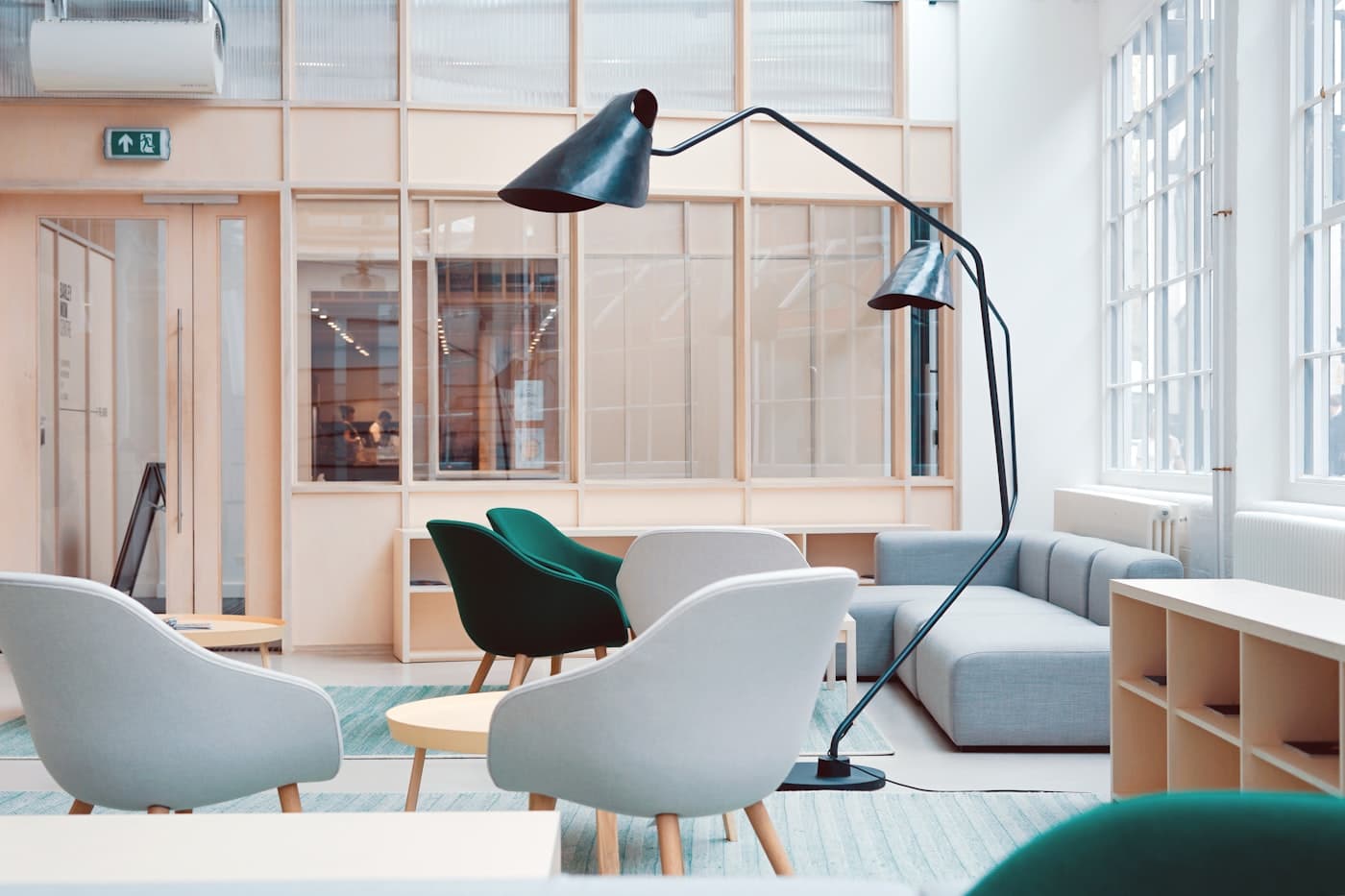 Arbejdsplads med laptop i lyst kontor med planter